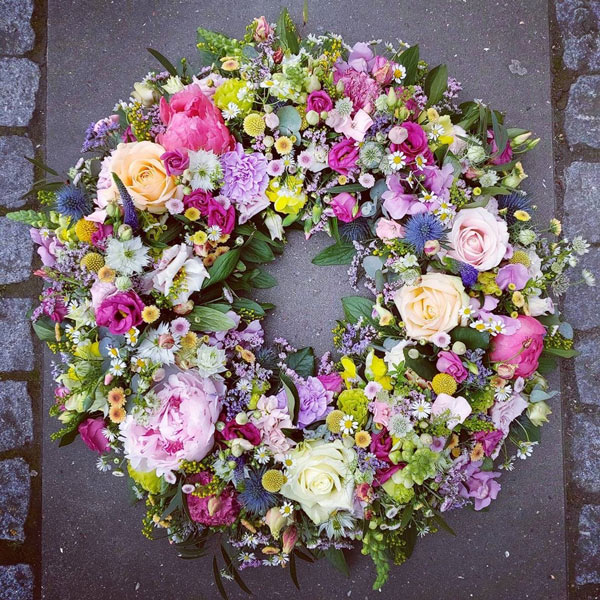 Flot rundtpyntet blomsterkrans til begravelse i Horsens og omegn