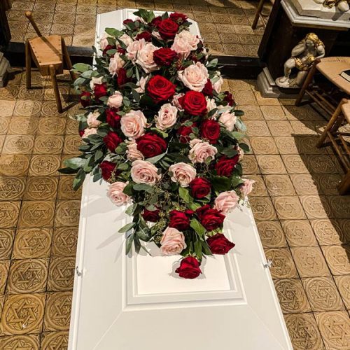 Elegant blomsterpynt til kisten – bestil her til begravelser i Horsens og omegn